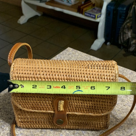 Elegant Tan Woven Crossbody Bag - Picture 2 of 5
